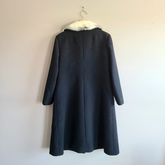 Classic style pure virgin wool black coat with  white mink collar. - Picture 5 of 14